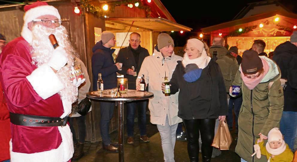 Waltringhausen feiert mit Nikolaus: Josef Hoffmeier erfreute als Nikolaus mit seinem Besuch nicht nur viele Kinder, sondern auch die Gäste aus der Region. Foto: Reinhard Priesnitz
