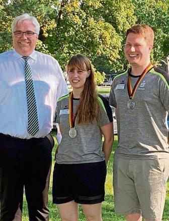 Der Präsident des westfälischen Schützenbundes, Dr. Maik Hollmann (l.), beglückwünschte Tatjana Matuschek und Jürgen Rütters zur gewonnenen Silbermedaille. Es fehlt Jan Holtkötter.