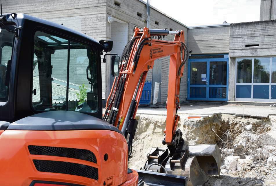 Der Bagger hat schon ein bisschen angefangen. Der Großteil der Abriss-Arbeiten steht aber in den Sommerferien an. Foto: Kossack