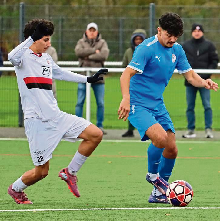 Enttäuschende Vorstellung: Die B-Junioren des SV Lippstadt (in Weiß) mussten sich gegen Hombruch mit einem 1:1 begnügen. Trainer Kemper redete nachher Tacheles. Fotos: Uwe Feichtinger