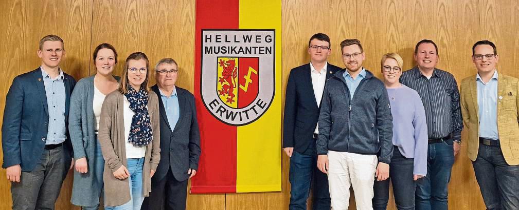Der Vorstand der Erwitter Hellwegmusikanten freut sich auf zahlreiche Auftritte in 2024 (v.l.): Simon Kohfeld, Laura Mendelin, Britta Husemann, Erhard Kirchhoff, Marcel Franzke, Tobias Dahm, Stephanie Strunk, Dirk Ruholl und Benedikt Sommer.