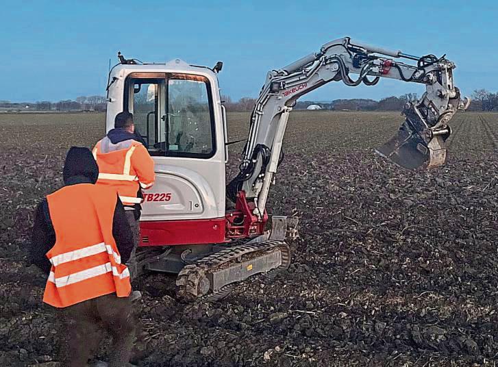 Akuter Spritmangel: Mit dem gestohlenen Minibagger blieb der Dieb auf diesem Acker stehen. Foto: Polizei