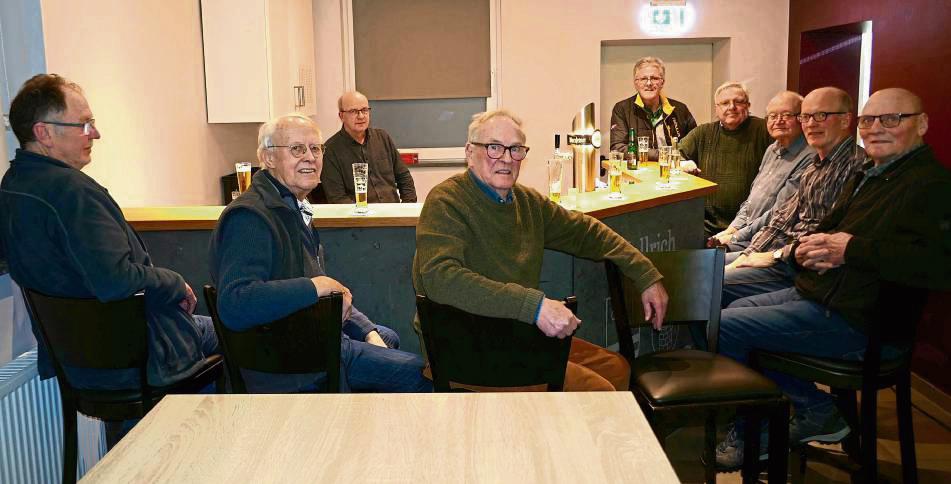 Alle zwei Wochen treffen sich interessierte Dorfbewohner in der Westfalenlounge der Mellricher Schützenhalle zum Dorfstammtisch.