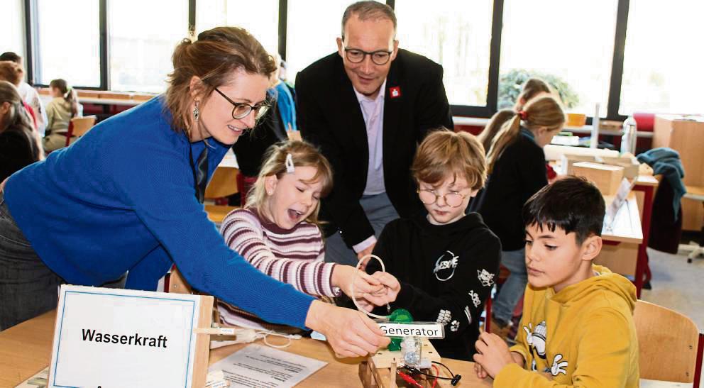 Hanna Hentschel und Thomas Raulf (v.l.) helfen den Schülern an den Stationen. Foto: Soraya Dietz