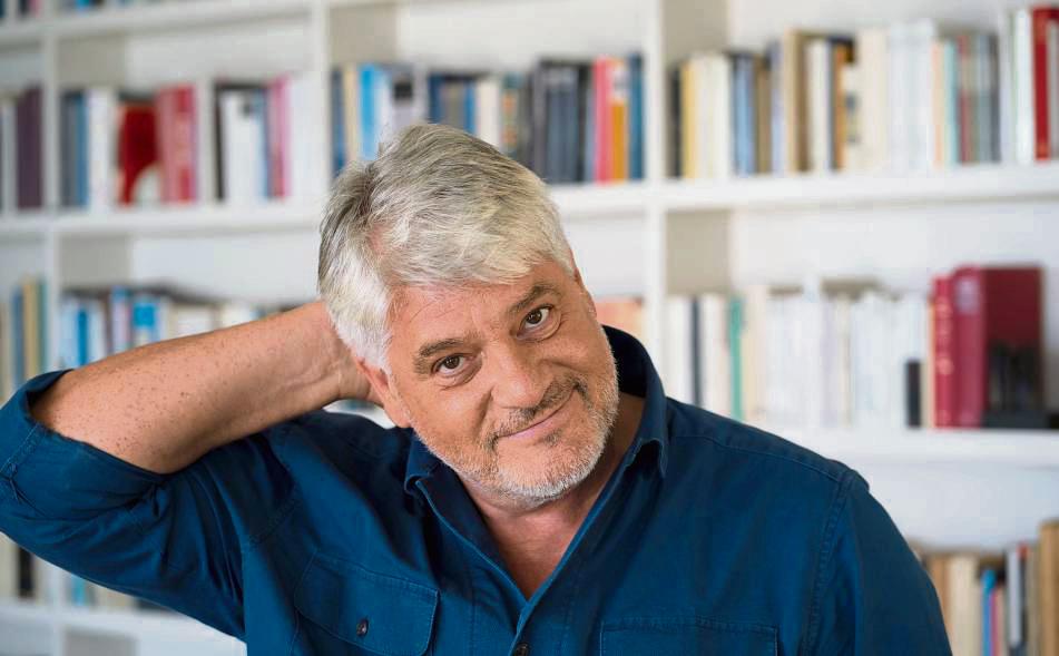 Der Literaturwissenschaftler und Schriftsteller Raoul Schrott stellt seinen „Atlas der Sternenhimmel“ am 2. September im Lippstädter Stadttheater vor. Foto: Christoph Greussing