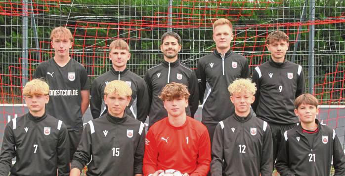 Neue Gesichter beim SV Lippstadt (h.v.l.): Njegos Dukanovic (Westfalia Soest), Co-Trainer Ben Strunk, Cheftrainer Samuel Cati, Co-Trainer Ben Bücker, Noel Gryksa (SpVgg Oelde); (v.v.l.) Nico Andrejewski, Konstantin Berg (beide Westfalia Rhynern), Max Seibert (Hammer SpVg), Jonathan Hietkamp (Westfalia Rhynern), Paul Knepper (SC Paderborn 07). Es fehlen: Tim Klare (TuS Warstein), Levin Hövel (Westfalia Soest) und Jordy Kneisel (Blomberger SV). Foto: Dannhausen