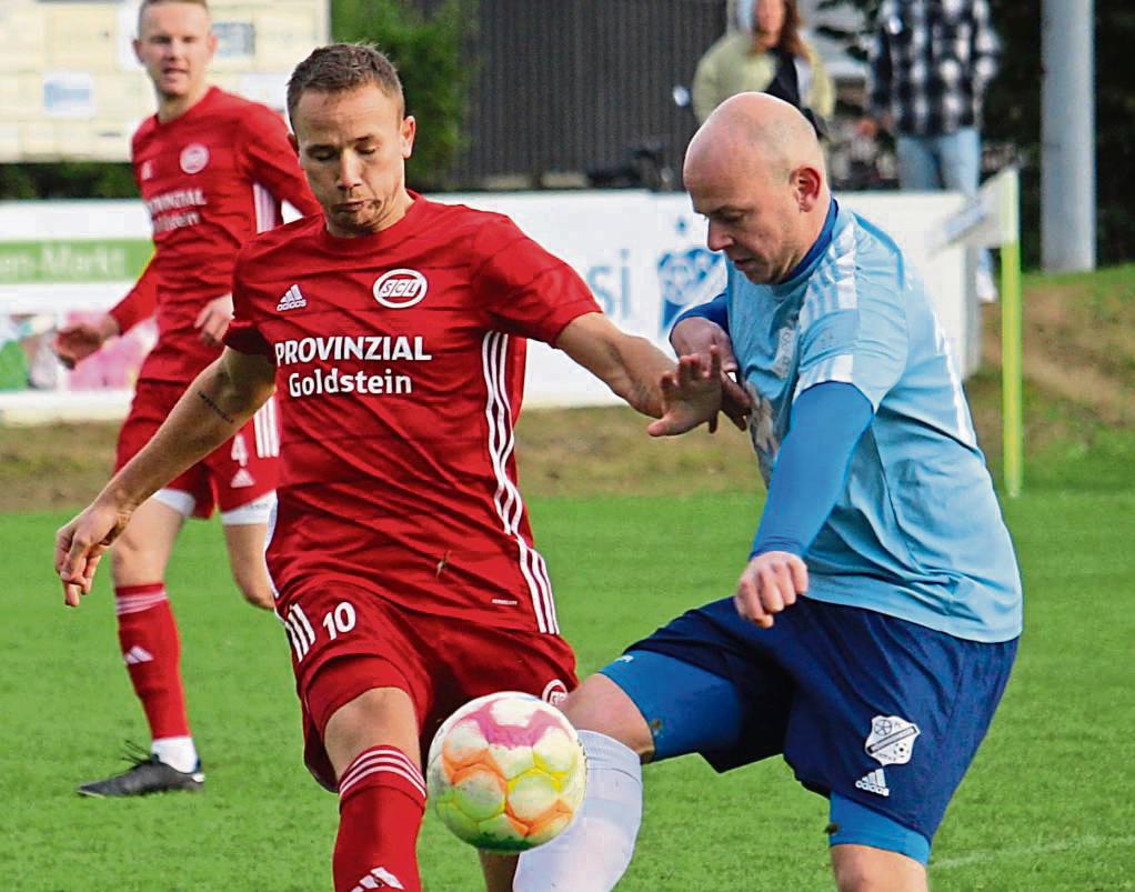 Dominik Doering (r.) und der FC Mönninghausen mussten sich im Kellerduell gegen Lippetal mit einer Punkteteilung zufrieden geben. Links der Ex-Overhagener Fächner. Foto: Heinke
