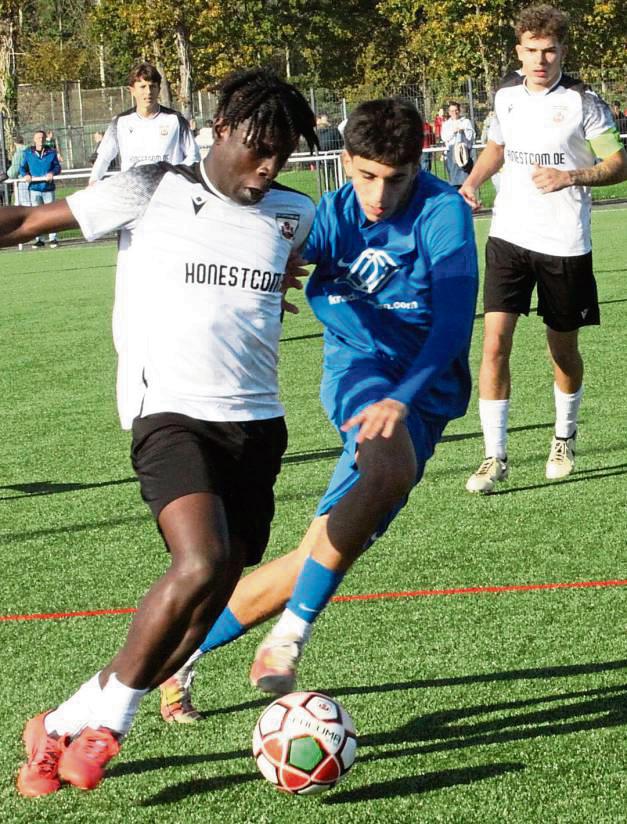 Die A-Junioren des SV Lippstadt (in Weiß) mussten eine schmerzhafte Niederlage gegen Waltrop einstecken.