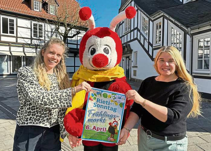Laura Hunke (l.) und Bianca Piekatz vom Stadtmarketing freuen sich mit Maskottchen Rieti auf den Rieti-Sonntag.