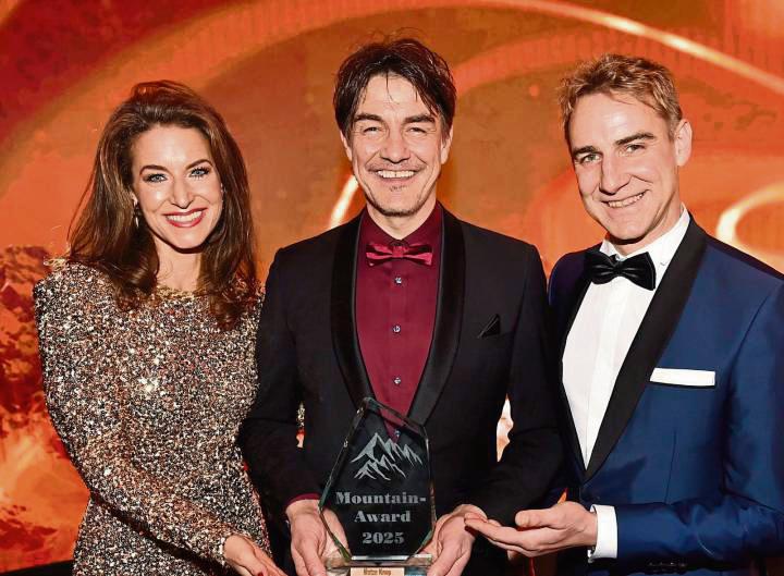 Hohe Auszeichnung für Matze Knop (M.), hier mit Sandra Zanetti und seinem Bruder Timo Knop. Foto: Sandra Brauer/ Goran Nitschke