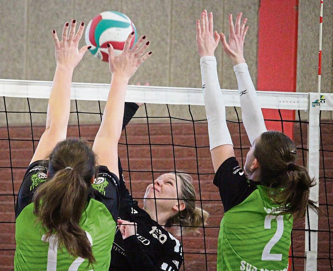 Maike Hill (schwarzes Trikot) und der SuS Oestereiden sind weiter in der Findungsphase. Auch gegen Oberaden wurde es nichts aus den erhofften drei Punkten. Foto: Thorsten Heinke