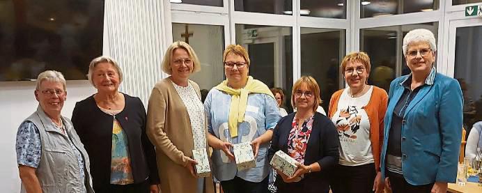 Willkommen und Abschied im kfd-Vorstandsteam (v.l.): Ingrid Pickert (Kassiererin), Marianne Diergarten (geistl. Begleiterin), Marion Schrop (Eikeloh), Edeltraud Klaus (Anröchte), Stefanie Vollmer-Dömer (Geseke), Annette Rieke (Schriftführerin), Barbara Schäfer (Sprecherin).
