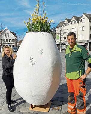 Julia Arens (Kultur & Kommunikation) und Markus Klaus (Bauhof) präsentieren das Riesen-Osterei.