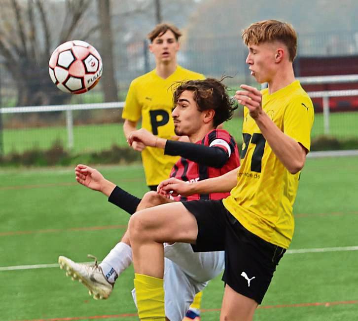 Einen Strich durch die Rechnung machte die BII-Jugend des SV Lippstadt (in Schwarz-Rot) dem bis dahin noch ungeschlagegen SuS Kaiserau und feierte einen 4:1-Sieg.