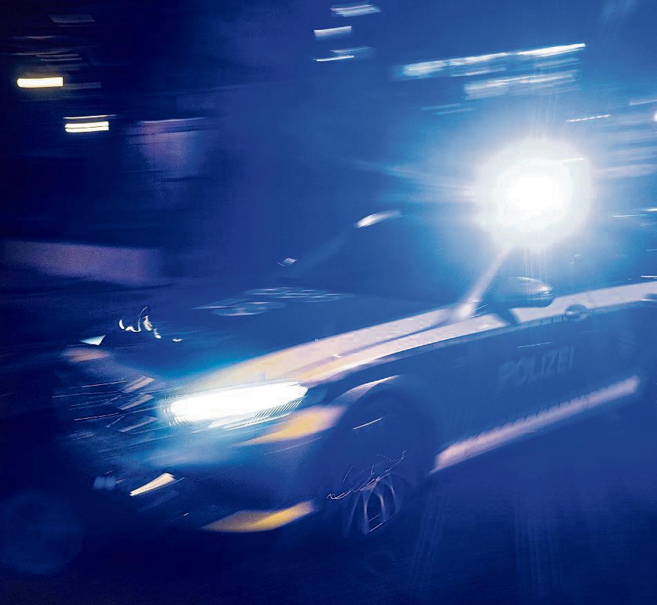 Gleich zweimal gab der 21-Jährige Gas und versuchte, sich so der Polizeikontrolle zu entziehen. Die Beamten aber blieben dem Flüchtigen auf den Fersen und verfolgten ihn bis zu seinem Wohnort. Symbolfoto: dpa