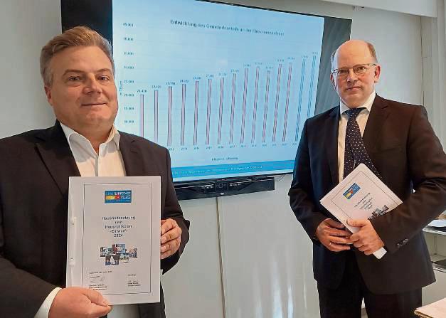 „Die Haushaltslage ist schwierig, und sie wird in den nächsten Jahren nicht besser“, sagte Bürgermeister Arne Moritz (CDU, l.), als er mit Stephan Tydecks, Erster Beigeordneter und Kämmerer in Personalunion, den Etatentwurf 2024 vorstellte. Foto: Heienbrok