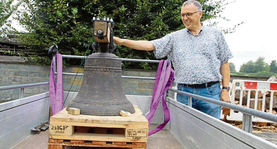 Frisch aus der Reparatur zurückgekehrt ist die historische Kleppglocke. Wolfgang Berghoff vom Kirchenvorstand begutachtet die wertvolle Glocke. Foto: Meschede