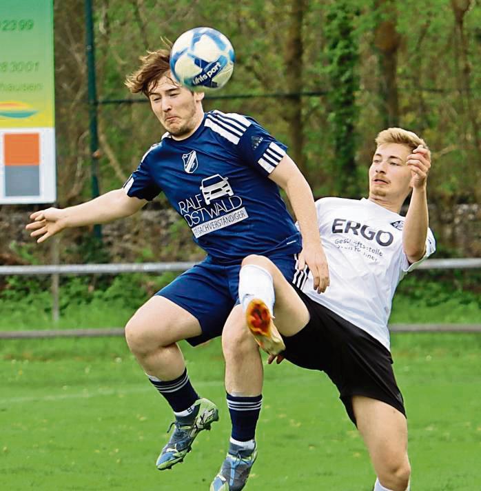 Durch das 3:2 in Overhagen stoppten die Kicker von BW Lipperbruch (in Blau) ihren Negativlauf. Foto: Feichtinger