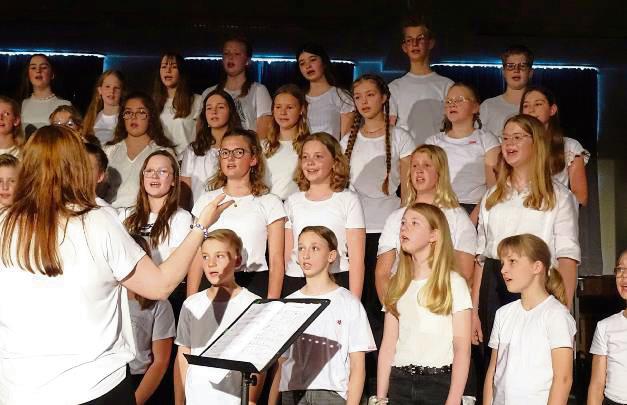 Die Voice Kids untermalten das Stück mit Musik. Fotos: Kloer