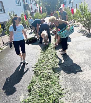 Anwohner des Weges der Lobeprozession schmückten die Straßen. Foto: Kloer