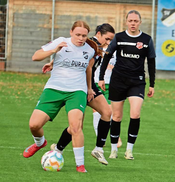Die Fußballerinnen von Germania Stirpe (in Weiß) empfangen den Tabellenvorletzten FC Oppenwehe. Foto: Uwe Feichtinger