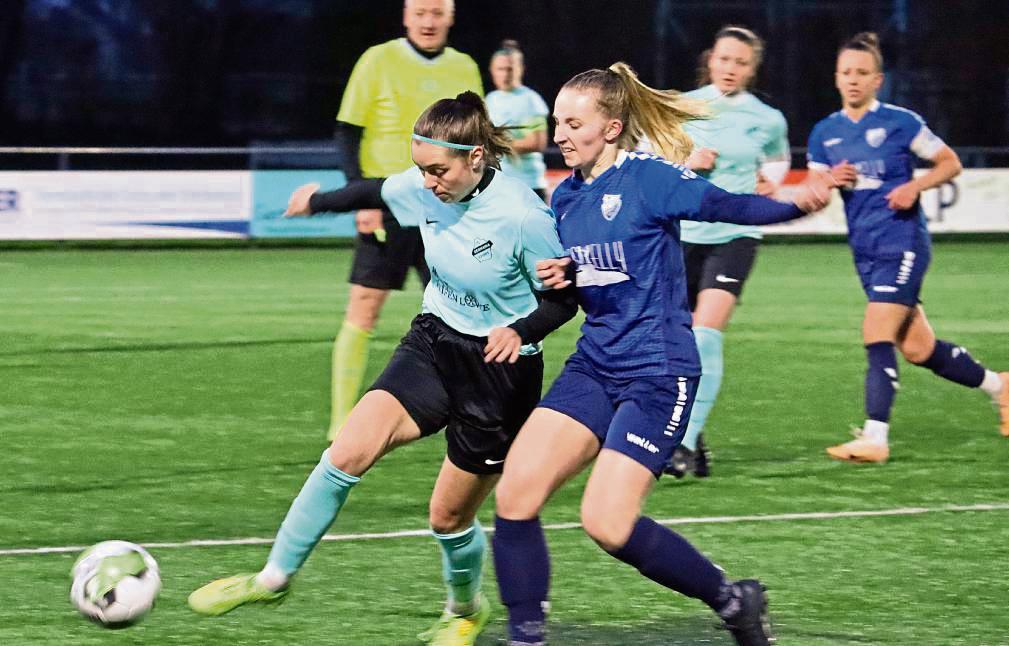 Die Fußballerinnen vom TuS Wadersloh (in Blau) stehen erneut im Pokalfinale. Sie bezwangen Germania Stirpe knapp im Elfmeterschießen. Foto: Feichtinger