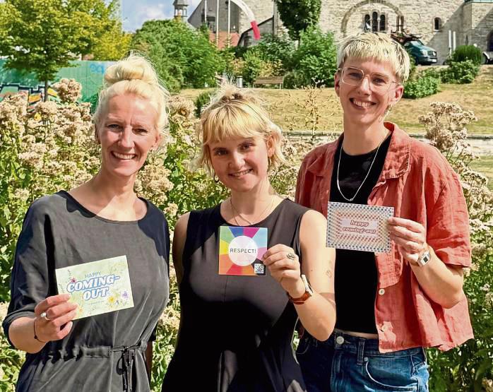 Das Team der Landesfachstelle blick*, (v.l.) Jana Hansjürgen, Alexandra Lüüs und Imke Heller, freut sich auf die Coming-Out-Days im Kreis Soest.