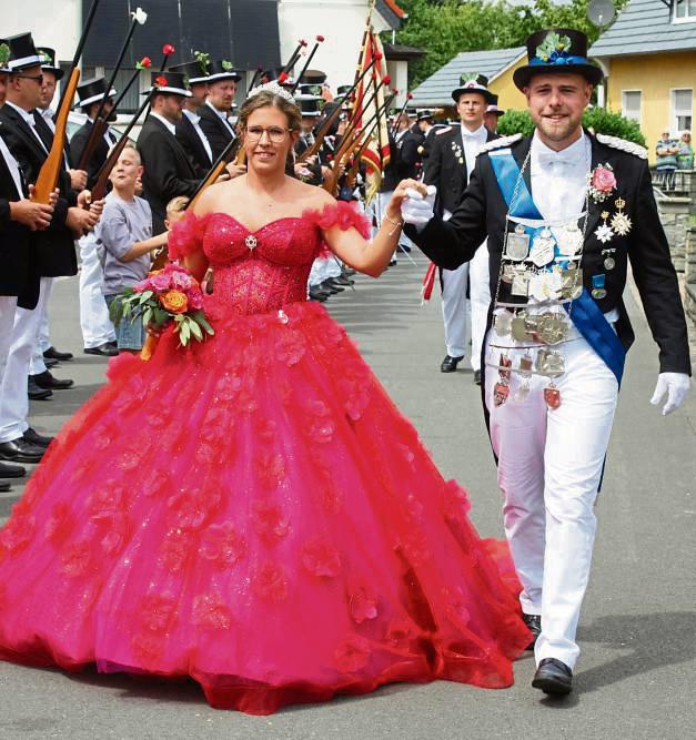 Als Bilderbuch-Königspaar präsentierten sich Alexander Beklas und Patricia Kosfeld beim Festzug. Fotos: Pape-Rüther