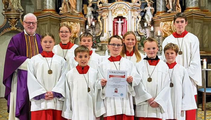 Die beiden Neulinge in der Schar der Ministranten. Foto: Kloer