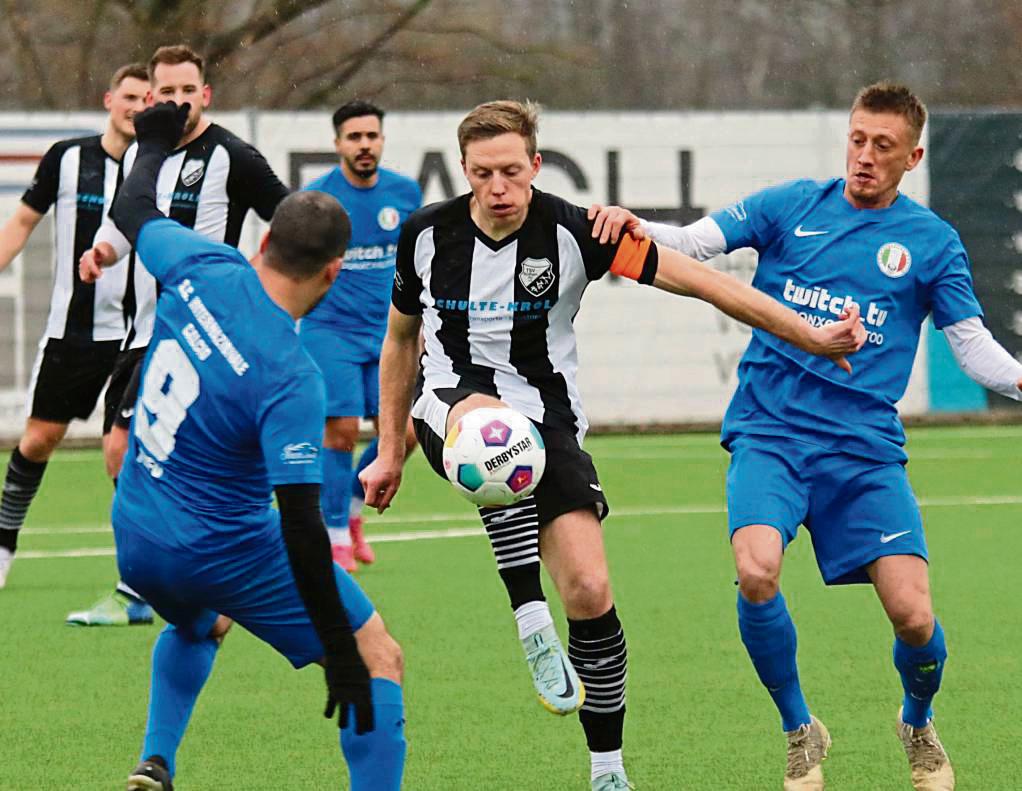 Weiter im Pokalrausch ist die Elf von Internazionale Lippstadt. So warfen die Inter-Akteure (in Blau) jetzt den TSV Rüthen aus dem Wettbewerb. Von TSV-Kapitän Eric Teipel (Mitte) und seinen Kollegen kam insgesamt zu wenig, um ins Halbfinale einzuziehen. Foto: Wiegand