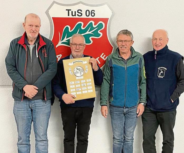 Abteilungsleiter Karl-Heinz Heither (r.) ehrte das erfolgreiche Team: Franz Maas, Hermann Graf und Norbert Schmidt.