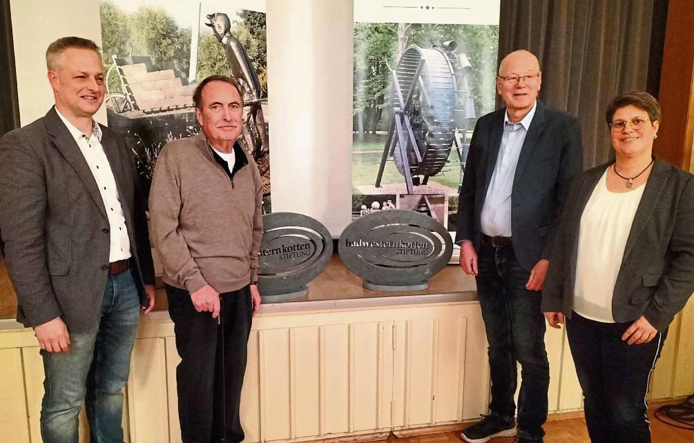 Hans Lüning und Werner Plümpe (hier eingerahmt von Jörg Stelter und Daniela Stillecke) schieden bei der Bad-Westernkotten-Stiftung aus ihren Ämtern aus und wurden mit einem Stiftungslogo aus Anröchter Stein verabschiedet.