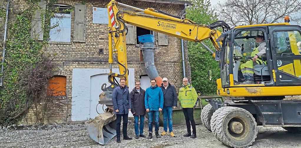 Haben sich zum Baustart versammelt (v. l.): Bürgermeister Ulrich Berger, Martin Westermeier, Sam Seyfzadeh,Norbert Menke, Michael Horstknepper und Michael Stelbrink.