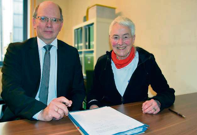 Der Erste Beigeordnete Stephan Tydecks unterschreibt den Schenkungsvertrag für die Werke von Diether Pelz und Friedrich Höings in Anwesenheit von Eva Maria Rellecke.