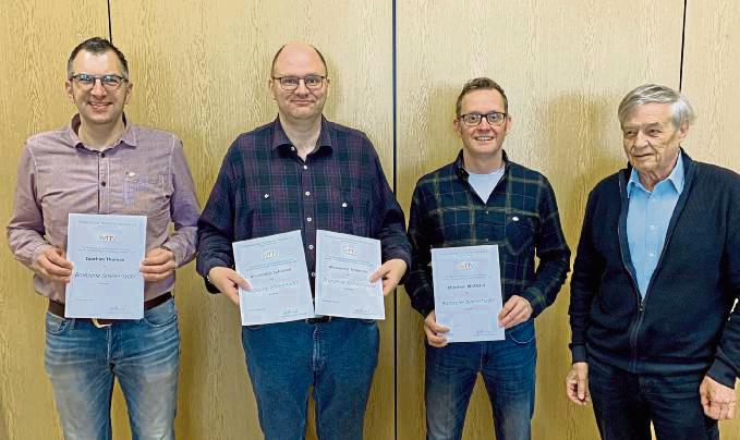 Die silberne Ehrennadel für 20 Jahre Vorstandsarbeit erhielten Alexander Schieren und Dieter Thomas. Die bronzene Spielernadel für 30 Jahre als aktiver Spieler überreichte Ulrich Sigge (r.) vom TT-Bezirk Westfalen-Mitte an Alexander Schieren, Dieter Thomas, Joachim Thomas, Markus Beineke und Christian Witthaut. Foto: Thomas