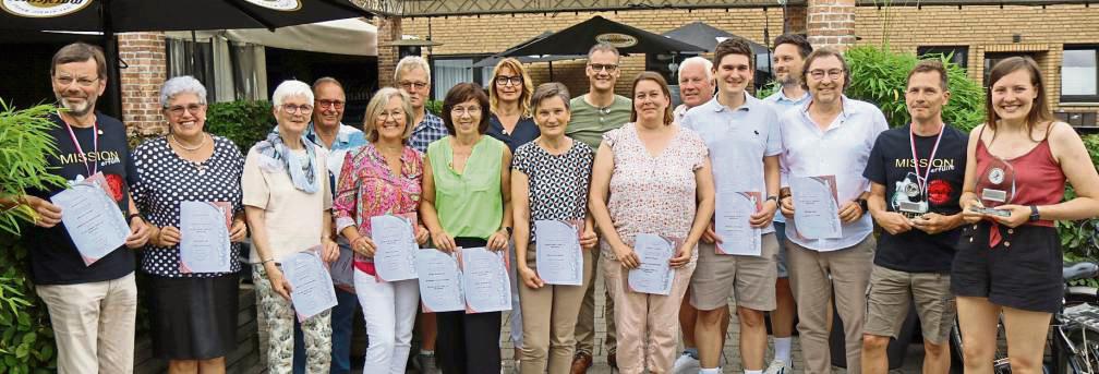 Jubilare und Sportler wurden bei RW Mastholte geehrt (v.l.): Werner Frenser, Katharina Lod, Inge Sudahl, Helmut Schüer, Elke Biermann, Franz Kemper, Helga Breimhorst, Evelyn Strotkötter, Martina Brinkhaus, Dietmar Wieck, Tanja Kanning, Arnold Große-Wietfeld, Christian Brinkhaus, Marc Buntrock, Wilfried Bolte, Andre Petermeier und Frieda Duhme.