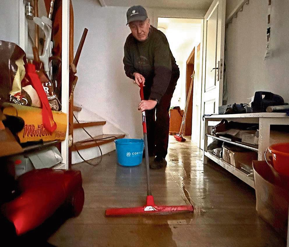 Kehraus im doppelten Sinn: Auf Mallorca endete am vergangenen Sonntag für Schäfer Heinrich die Party-Saison, kehren muss er nach einem Rohrbruch in seinem Haus. Foto: Ursula Vielberg