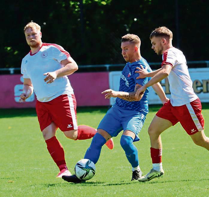 Für klare Verhältnisse sorgte der TuS Lipperode (in Blau) beim 5:0-Auftakterfolg in Esbeck. Foto: Feichtinger