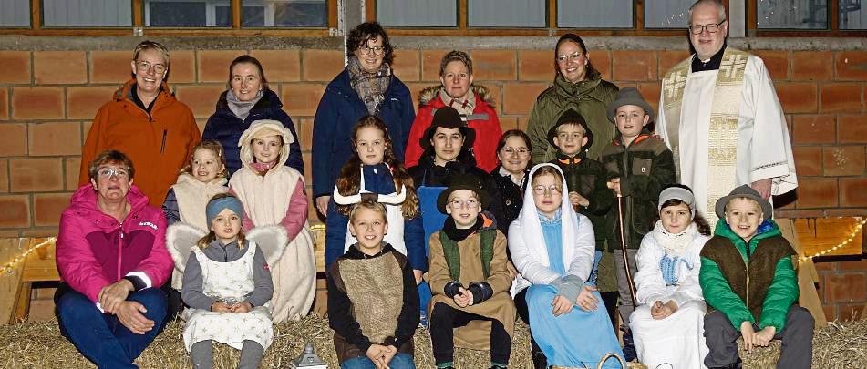 Viele kleine und große Besucher kamen an Heiligabend in die Halle der Zimmerei Hüske, um sich das Krippenspiel der Kinder anzuschauen. Fotos: Kloer