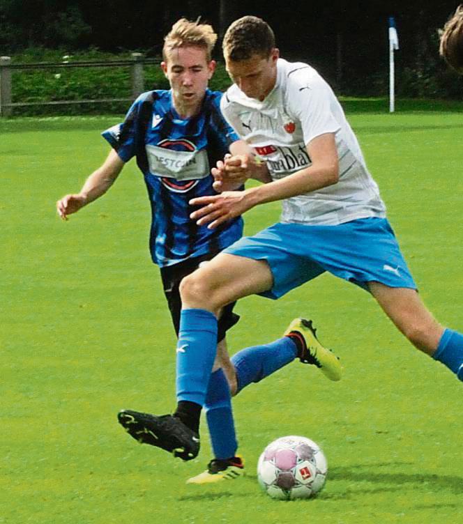 Die zweite Mannschaft des TuS Lipperode (in Weiß) verlor gegen die JSG Mönninghausen mit 1:7. Foto: Dannhausen