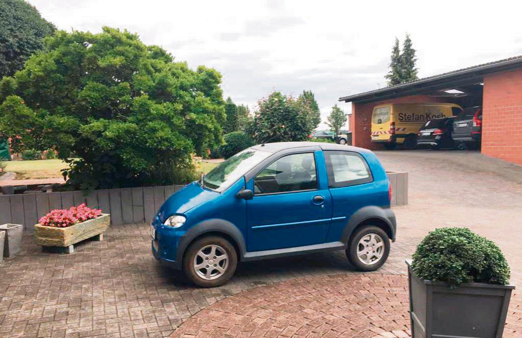 Klemens’ kleiner Flitzer: Mit diesem Mini-Auto düste Zwei-Meter-Mann Klemens Koch knapp drei Jahre durch die Welt.