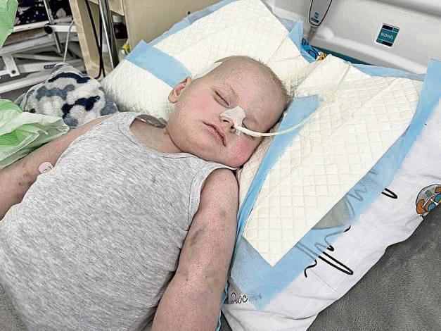 Sechs Kinder, sechs schwere Schicksale (im Uhrzeigersinn von links oben): Jaroslaw hat eine Fehlbildung im Gehirn, die sechs Monate alte Anastasia leidet unter einem Lymphom, Tamirlan (3) hat einen Gehirntumor. Denys leidet derweil an Epilepsie, der zehn Monate alte David hat ein offenes Seitenventrikel im Gehirn. Und Ostap (2) hat einen Wasserkopf.