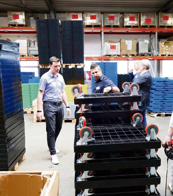 So funktioniert das: In den Werken der Holding in Rüthen konnten sich die Besucher umsehen.