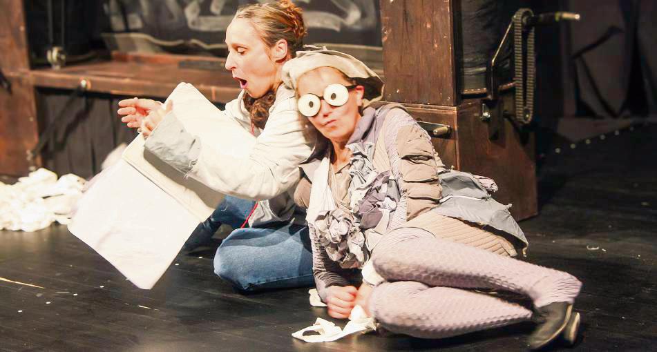 Langsam freunden sich das Kind (Lydia Starkulla) und das seltsame Wesen (Christiane Ahlhelm) miteinander an. Foto: Wissing