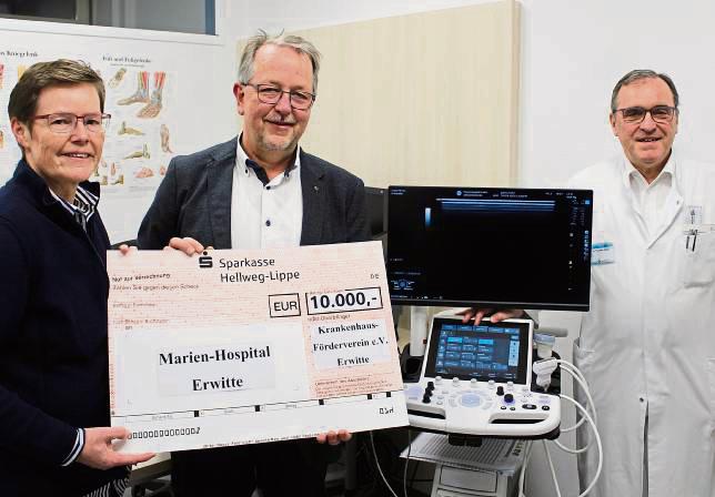 Neues Ultraschallgerät für die Orthopädie (v.l.): Gudula Stakemeier (Kassiererin), Hermann-Josef Brinkmann (Vorsitzender) und Prof. Dr. Thomas Heß. Foto: Mintert