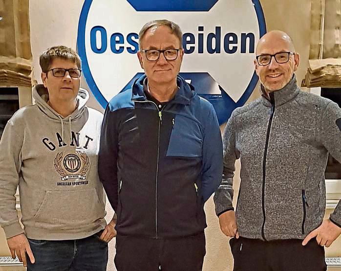 Abteilungsleiter Rolf Benteler (r.) und Geschäftsführer Guido Horstschäfer (l.) stellten mit Willi Knickenberg den neuen Trainer der SG Oestereiden/Effeln/Menzel vor.