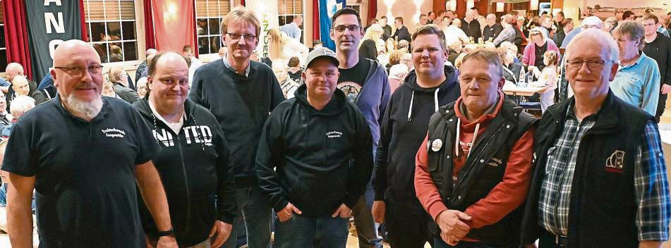 Sie leiten die Geschicke der Traktorfreunde Langeneicke: Der neu gewählte Vorstand um Winfried Harrenkamp (l.). Foto: Tuschen