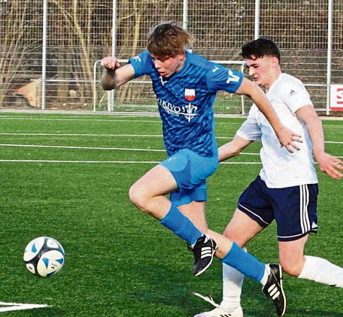 Im ersten Heimspiel soll der erste Heimsieg her: Die A-Junioren des TuS Lipperode (in Blau) wollen sich gegen die Gäste aus Suttrop keine Blöße geben. Foto: Dannhausen