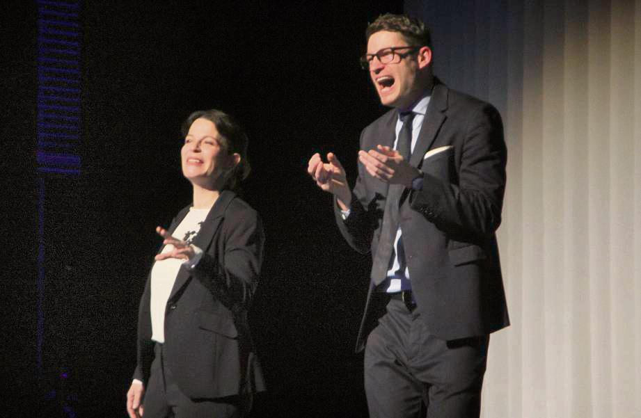 Jonas Anders (mit Ruth Marie Kröger) als entfesselter Finanzjongleur. Foto: Balzer