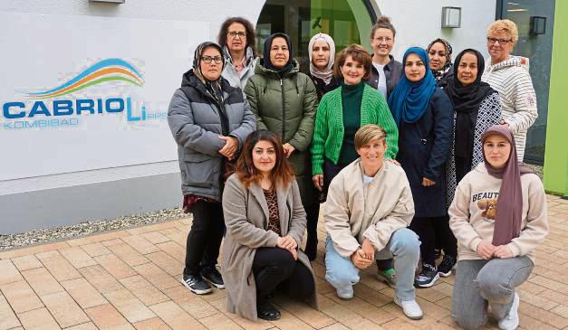 Zehn muslimische Frauen lernen derzeit bei einem Kursangebot das Schwimmen. Möglich macht es eine Kooperation vom SKM, Teutonia Lippstadt und dem Kreissportbund Soest. Foto: Cegelski
